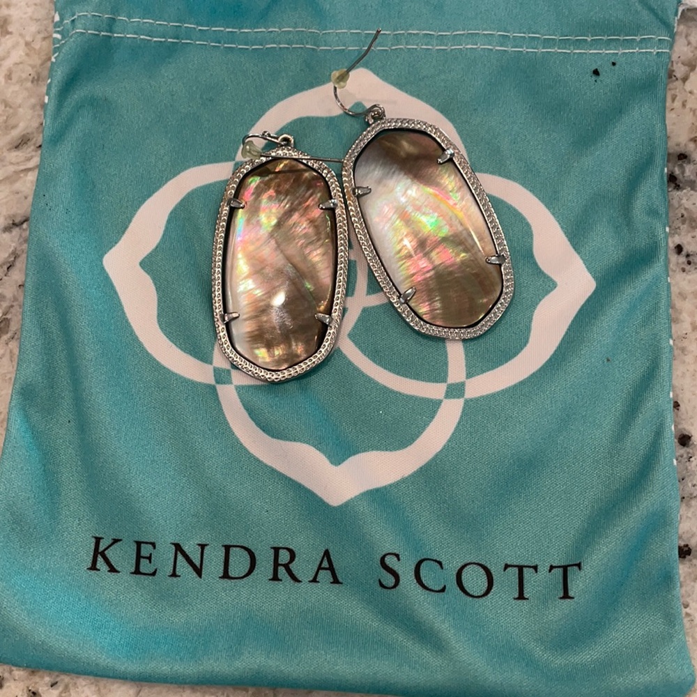 KENDRA SCOTT Mother of Pearl Elle earrings